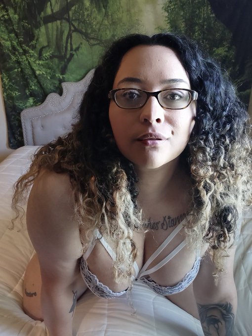 How was your weekend? Spend the next one with me 🤭🖤 https://t.co/YRFJ5vCl0r