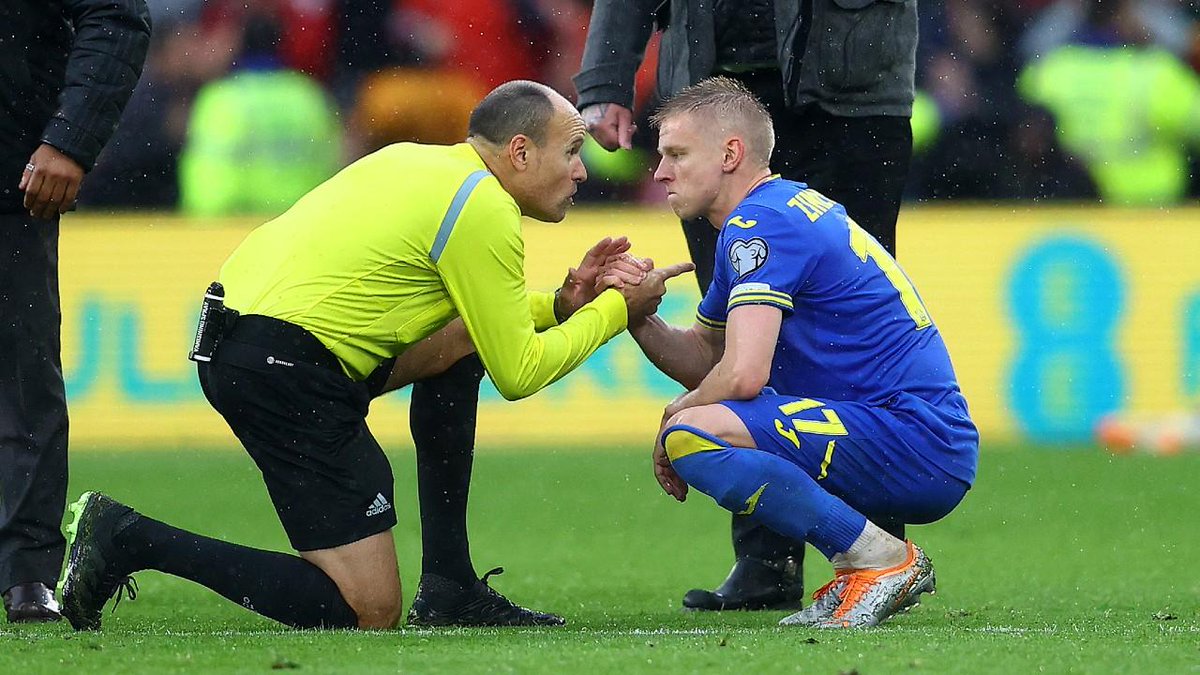 VÍDEO: Ucrânia em lágrimas, árbitro e Gareth Bale confortam jogadores
maisfutebol.iol.pt/internacional/…