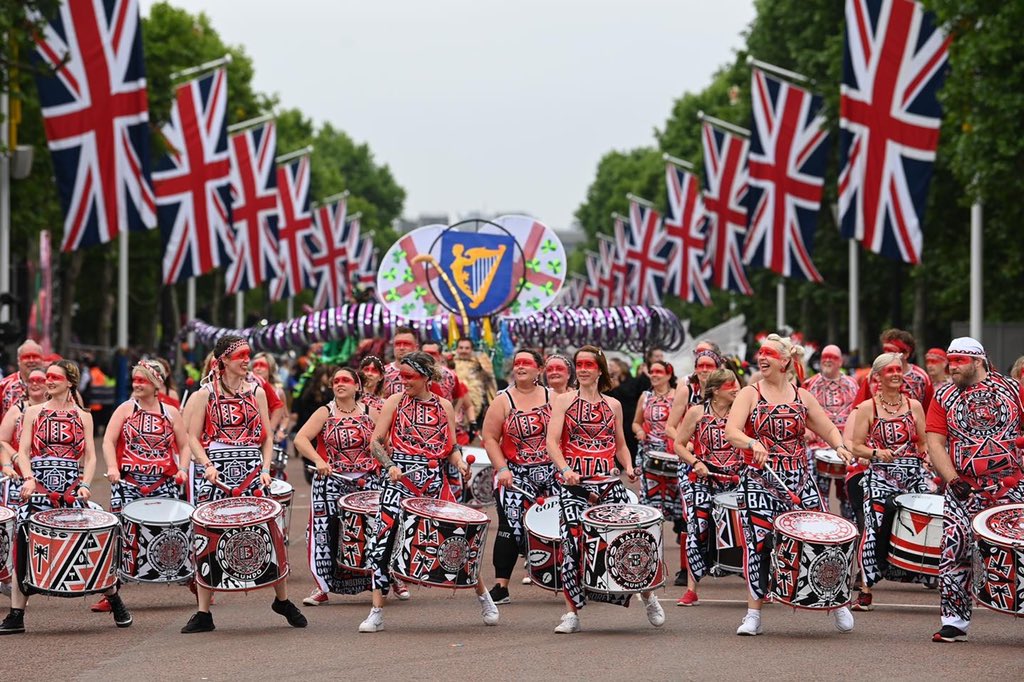ClarenceHouse's tweet photo. 💃 As the weekend’s final element, the #PlatinumJubileePageant combined street arts, theatre, music, circus, carnival and costume to tell the story of The Queen’s 70 year reign, encompassing an unwavering duty, love of the natural world and dedication to the Commonwealth. https://t.co/VPabdmzikH