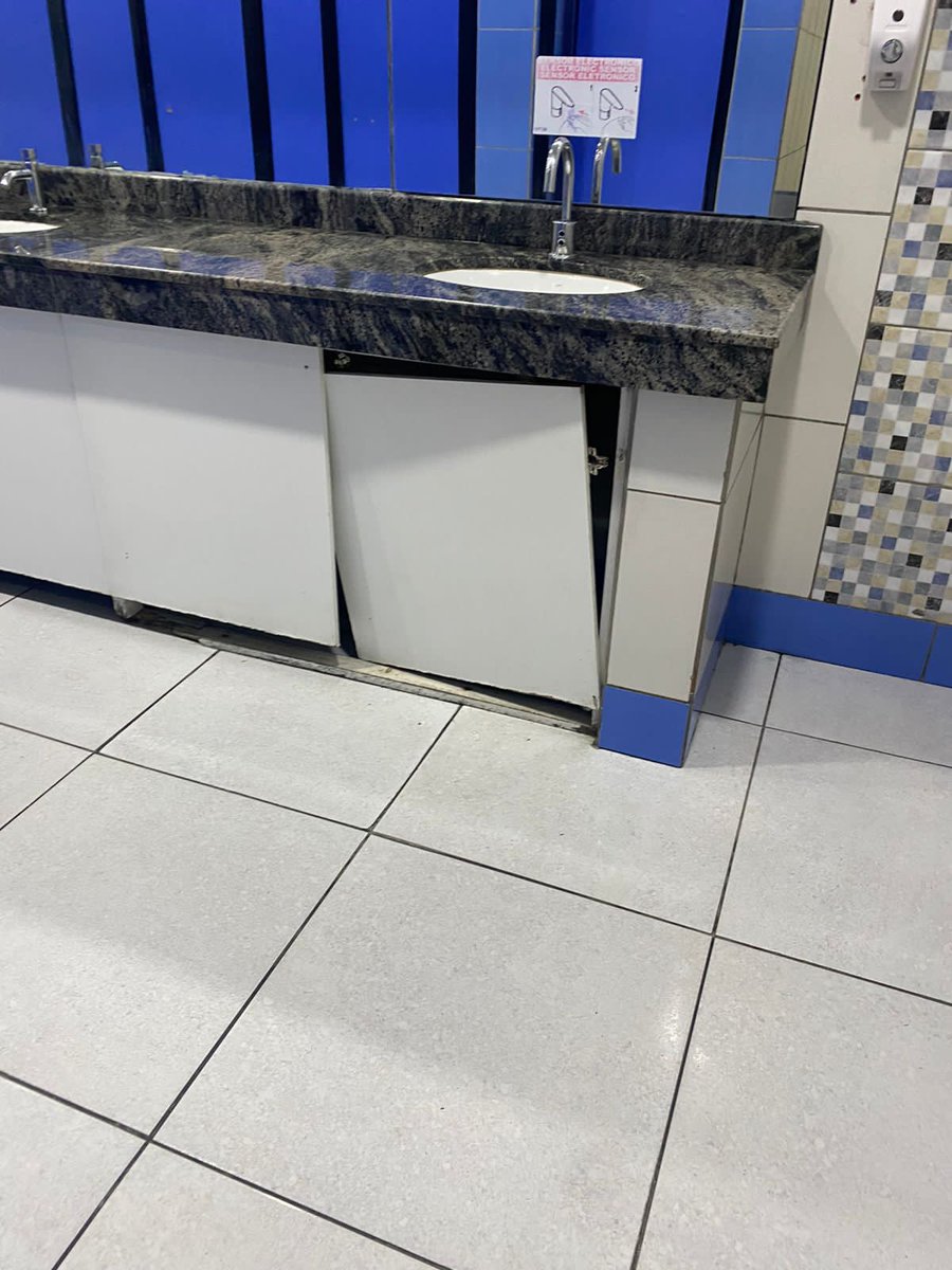 JohnArandia's tweet photo. AEROPUERTO INTERNACIONAL DE EL ALTO 
Como que el "internacional" deja mal sabor de boca cuando cientos de personas ven y usan esto diariamente.
Hay que repararlo y mantenerlo... https://t.co/wFN9rkxefs