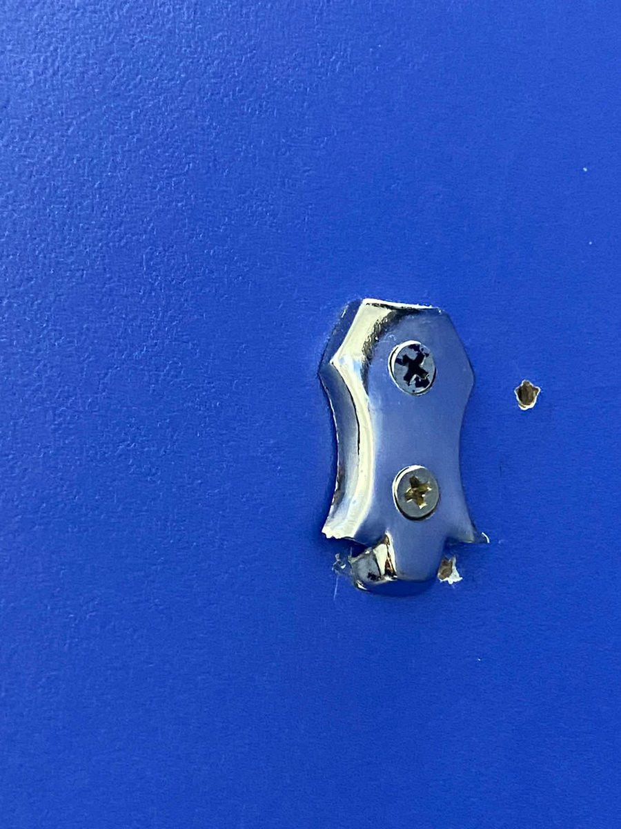 JohnArandia's tweet photo. AEROPUERTO INTERNACIONAL DE EL ALTO 
Como que el "internacional" deja mal sabor de boca cuando cientos de personas ven y usan esto diariamente.
Hay que repararlo y mantenerlo... https://t.co/wFN9rkxefs
