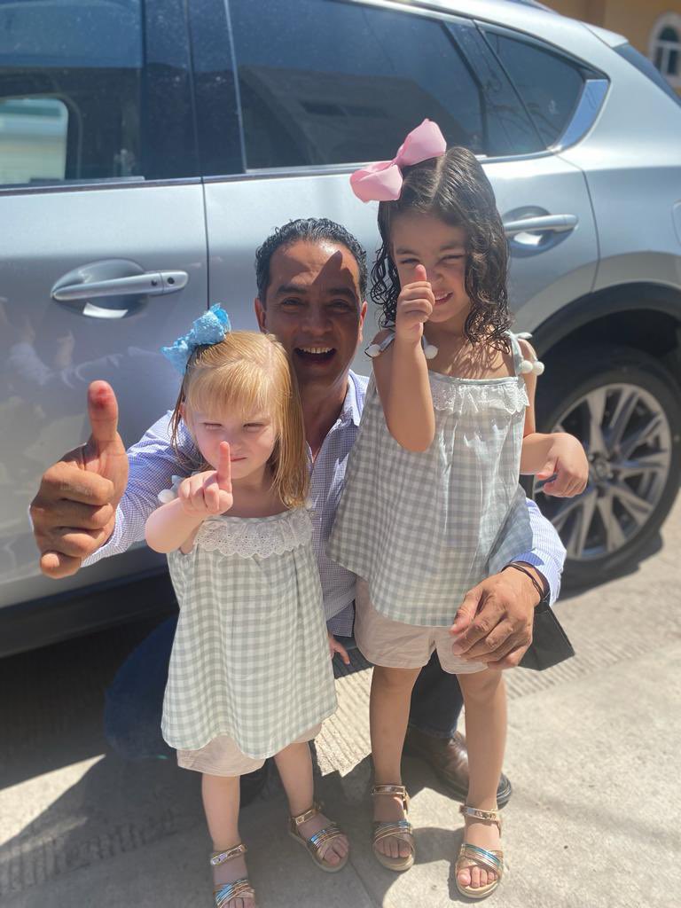 Mis sobrinas, las más pequeñas de la casa, me acompañaron a votar. Estoy seguro que este será un gran día porque la compañía es inmejorable. ¡A seguir disfrutando de este domingo!