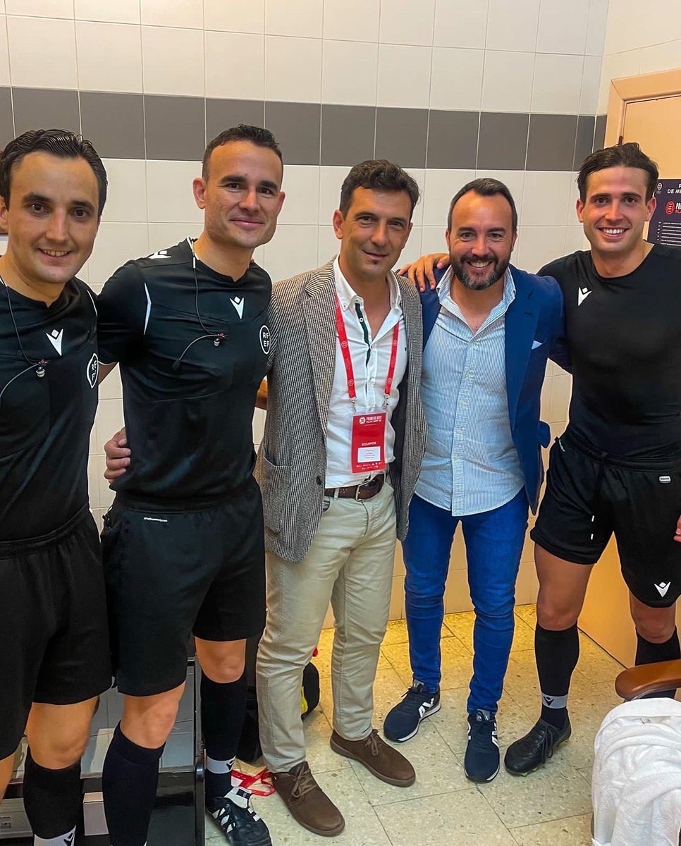 Árbitros andaluces presentes en los play off 1ª #RFEF 
José L. Guzmán Mansilla
Ángel Munuera Montero
José M. Sarmiento Millet
⚽️Villarreal "B" 🆚Logroñés 
José A. Sánchez Villalobos 
⚽️R. C. Ferrol 🆚 Gimnastic 
Gran trabajo el realizado por todos ellos.
Orgulloso de mi equipo🥰