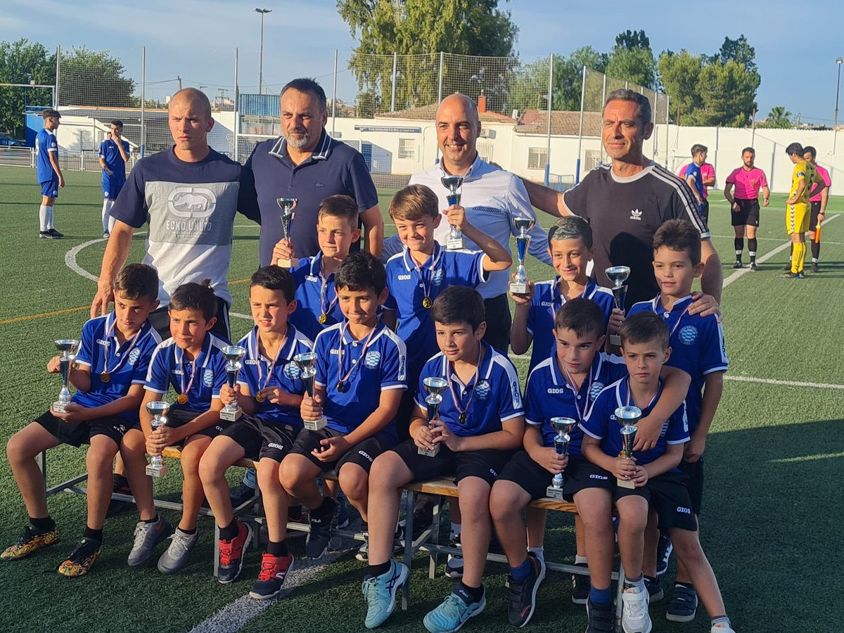 Esta tarde antes del partido de liga nacional de la <a href="/UnionMolinense/">UNIÓN MOLINENSE C.F.</a> junto a <a href="/JuanFabrilo/">JUAN FABRILO</a> y <a href="/PacoSer13286462/">Paco Serrano</a> se ha realizado el recibimiento y la entrega de medallas y trofeos al  equipo prebenjamín del club que quedó subcampeón de la LEVANTE CUP la semana pasada. 👏👏👏