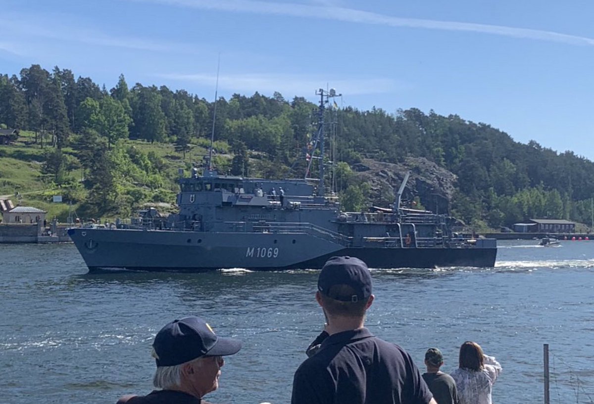 WarshipCam's tweet photo. German Navy Frankenthal-class minehunter FGS Homburg (M1069) leaving Stockholm, Sweden - June 5, 2022 #fgshomburg #m1069
* photo posted by @greensthlm https://t.co/H91ZPWWxAb