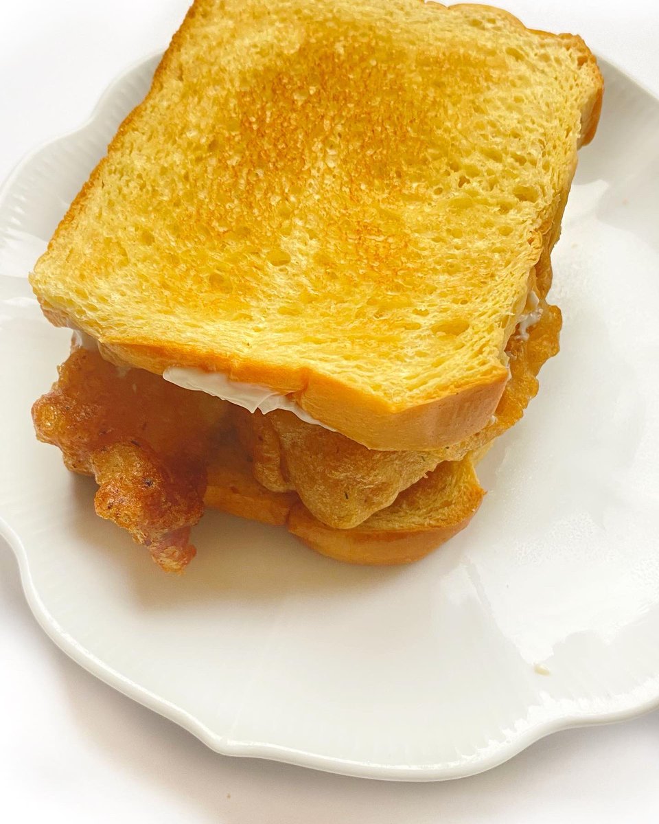 thefrontable's tweet photo. Fish finger sandwich https://t.co/1HzH2R7nE9 https://t.co/IkBcPho65g