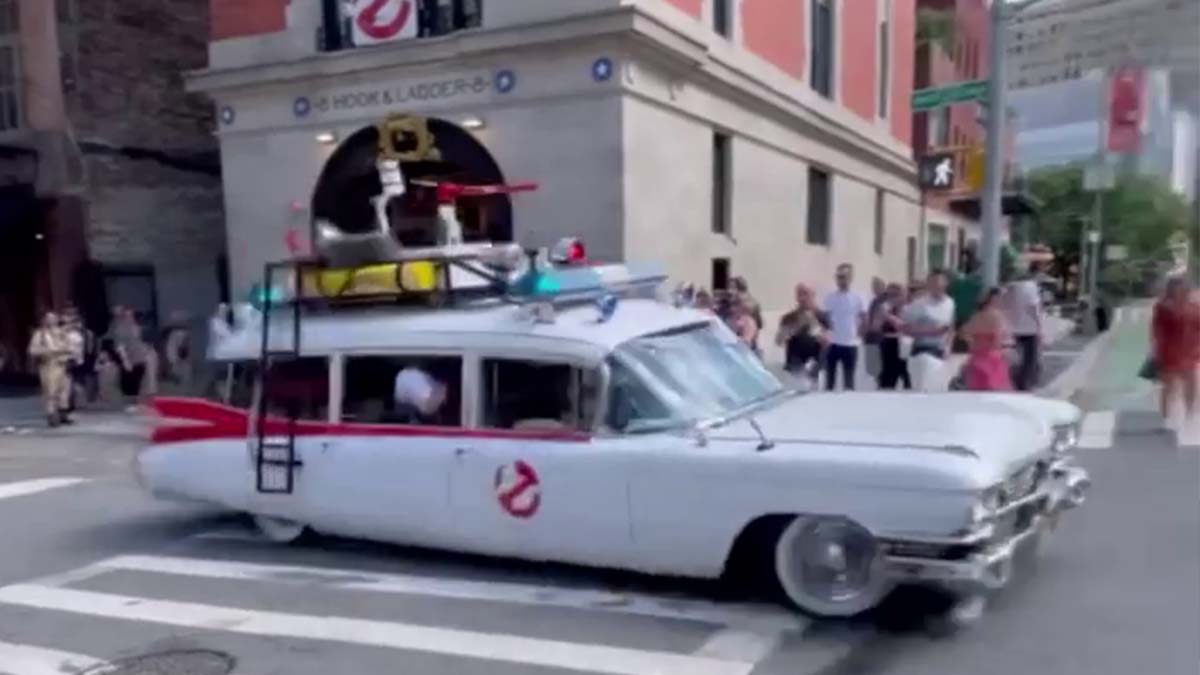 Iconic Ghostbusters scene recreated at New York City’s Hook & Ladder 8 firehouse - ghostbustersnews.com/2022/06/05/ico…

#Ghostbusters #HookandLadder8 #NewYorkCity #Tribeca #GhostbustersDay #Ecto1