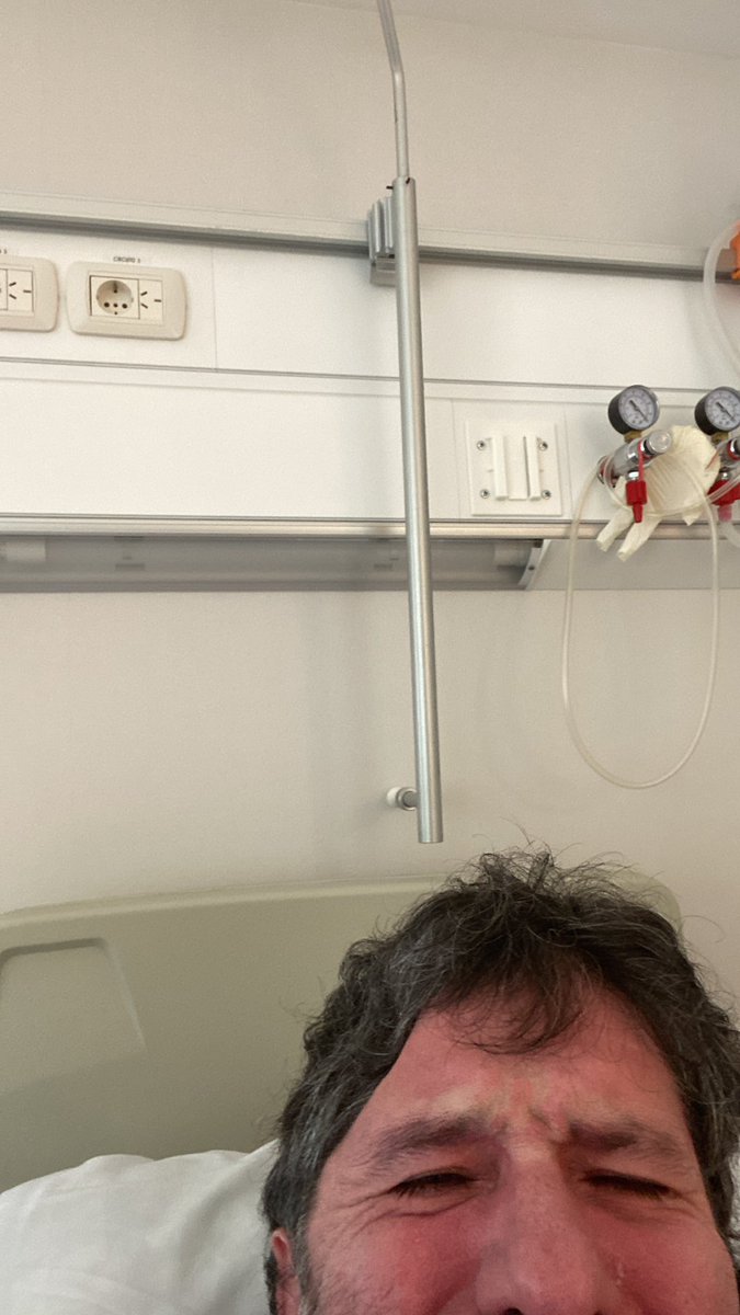 #Alclanevedito ayuda estoy internado con dolor de pecho y no puedo lograr que un médico me vea una locura pero real