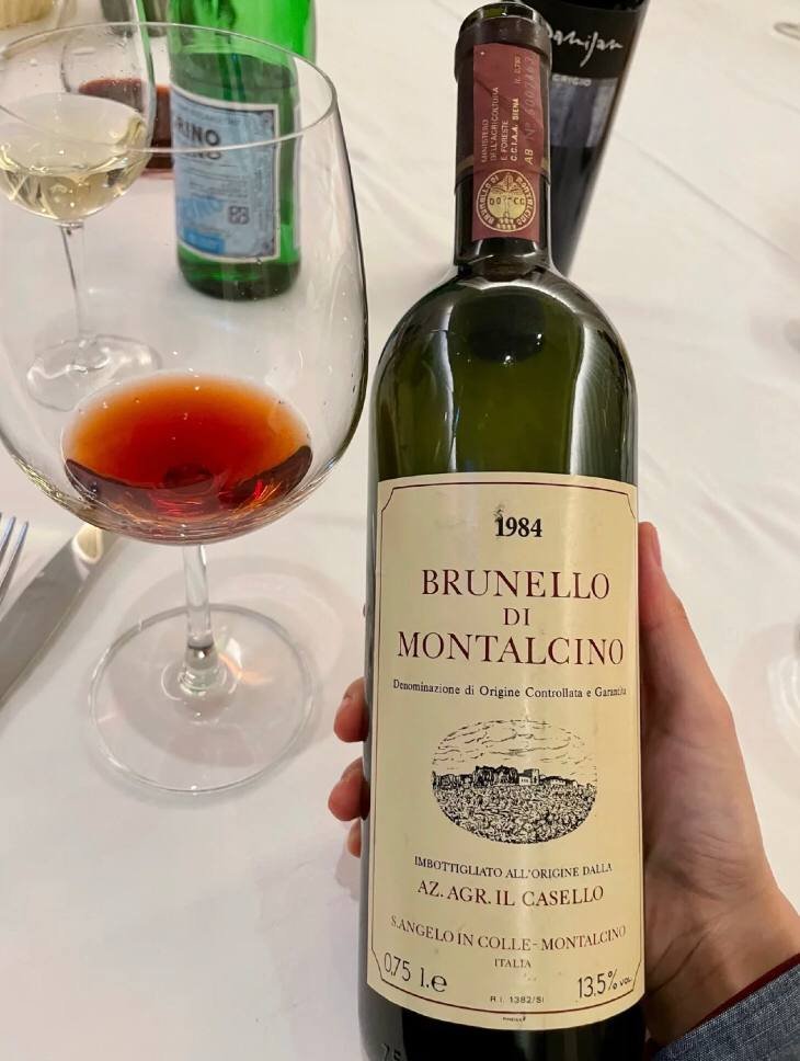 StacyDa35844916's tweet photo. An old bottle of Brunello di Montalcino 1984 in very good condition, with layers of fruit, floral and leather aromas. It feels great.🥸#sundayvibes https://t.co/ueIk3Mqiv8
