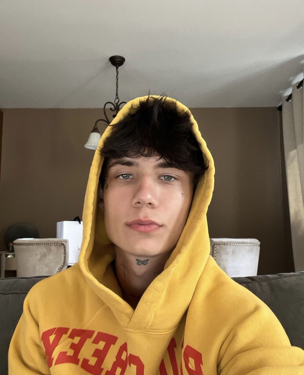 JadenHossler's tweet image. What The Hell Here’s Me