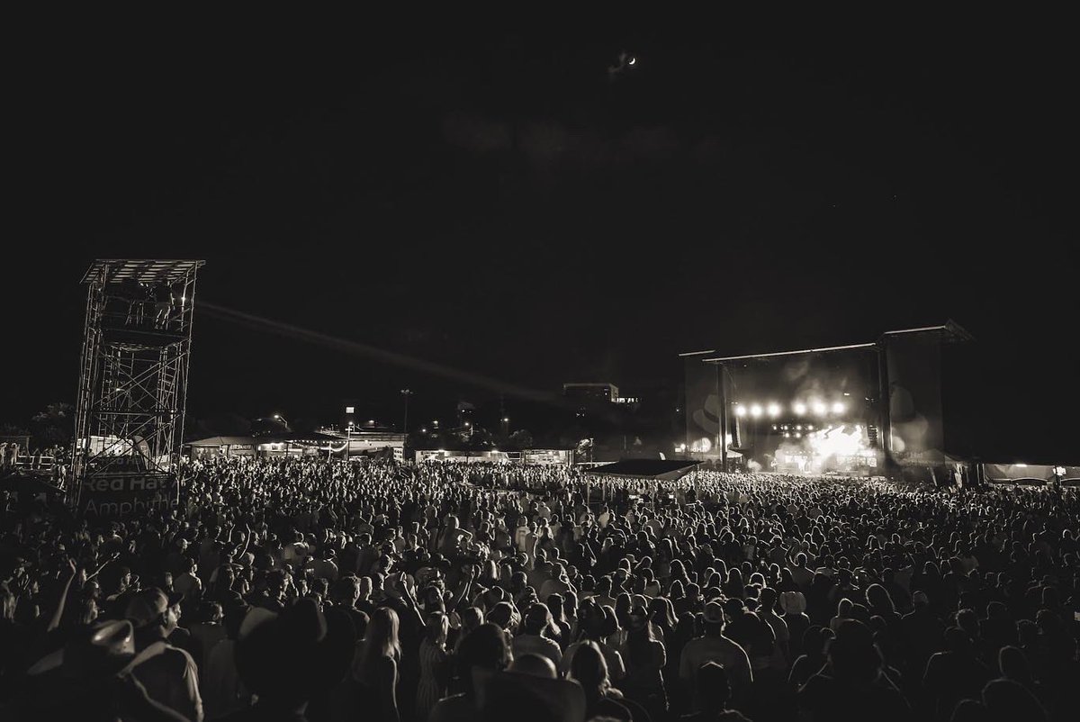 ParkerMcCollum's tweet photo. Sold Out in Raleigh, NC last night…. Just the absolute greatest way to start the summer. THANK YOU!!! https://t.co/5kXNseH3PJ