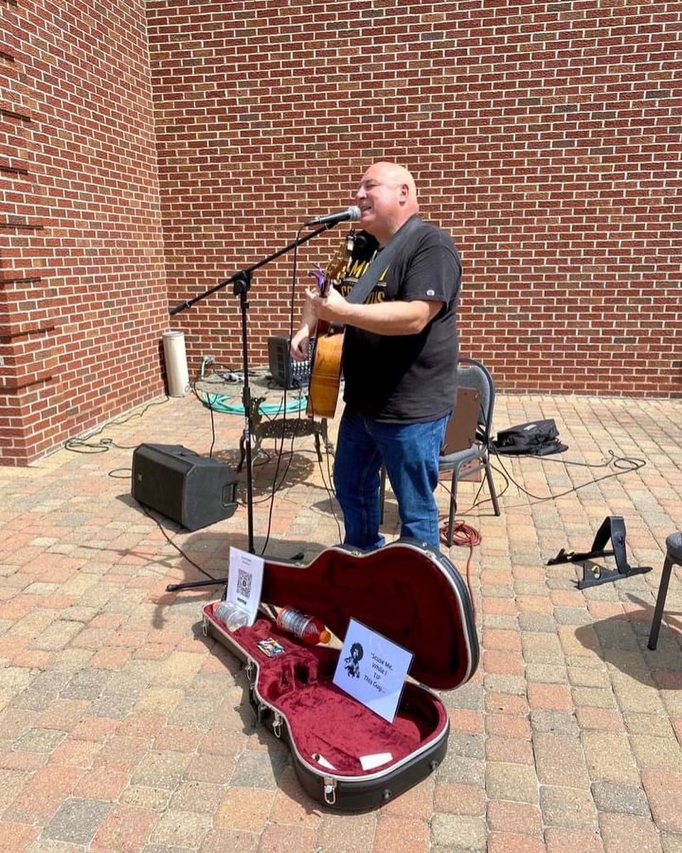 HinsonMusic's tweet image. Thank you, @AlbrechtKemper, for the opportunity to play at your first Art Fair! 

Beautiful day and beautiful people!
