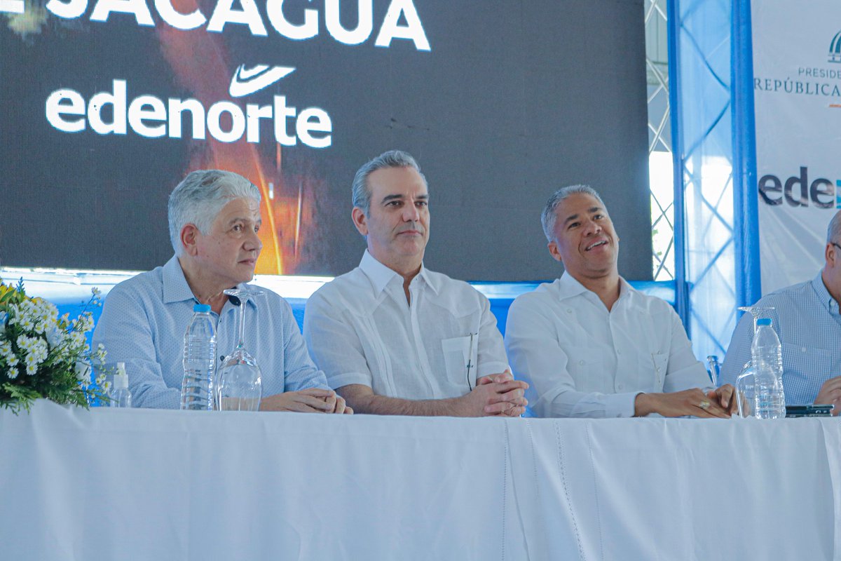 EdenorteRD's tweet photo. #AhoraMismo | Llega hasta el Club La Búcara, en San Francisco de Jacagua, el Presidente @luisabinader para dar inicio a la inauguración del proyecto de electrificación e iluminación. https://t.co/GCt4pIztbm
