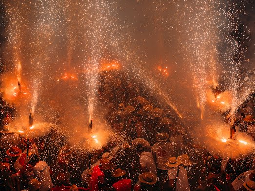 Dissabte que ve 11J 'cremarem' el centre d'#Igualada. A les 20.45h cercavila de foc i tot seguit encesa conjunta dels 12 balls #MostraDiables2022 +festhi.cat/mostra
