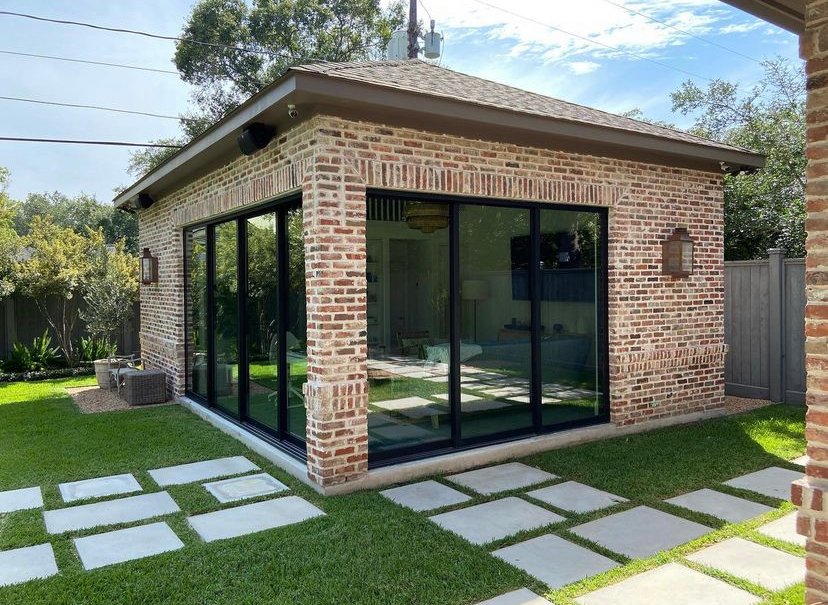 WesternWS's tweet image. With floor-to-ceiling glass walls installed in this Cameron Builders Houston pool house, a great view is guaranteed.