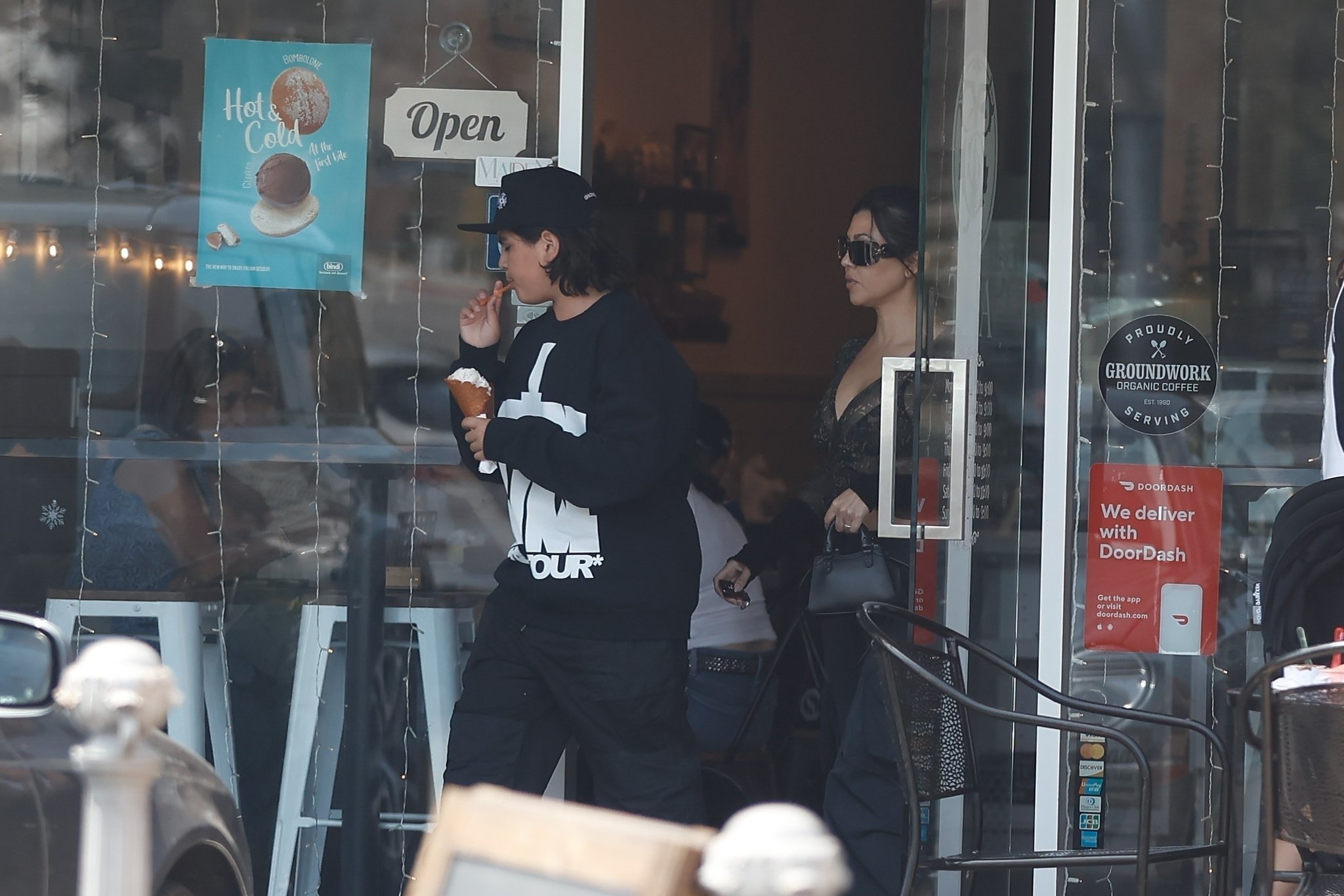 Mídia Access on Twitter: "CANDIDS: Kourtney Kardashian deixando o