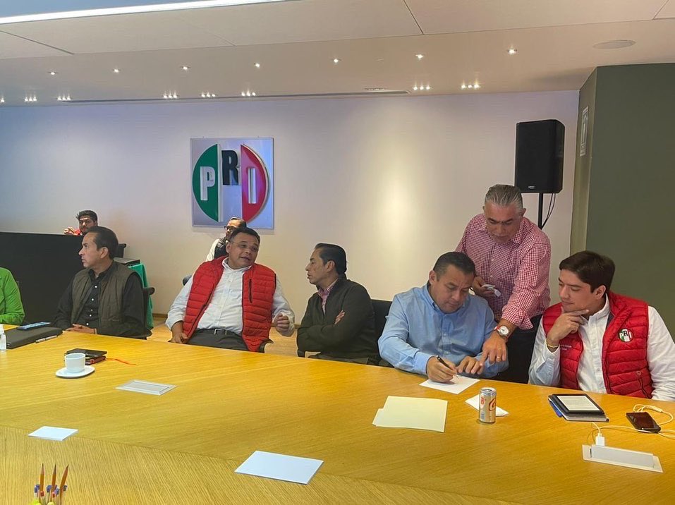 HContrerasZ's tweet photo. Una vez concluida la jornada electoral en Aguascalientes, Durango, Hidalgo, Oaxaca, Quintana Roo y Tamaulipas, para elegir a quienes ocuparán la gubernatura en estas entidades. Desde el CEN PRI, apoyando a la dirigencia nacional. 

#PRI #SomosPRI #VamosPRI @PRI_Nacional https://t.co/ptYn0XK94R