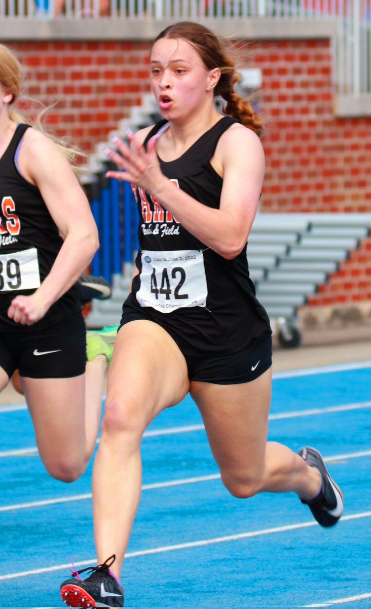 Had Covid not screwed up her sophomore year - and an injury that kept her from running her junior year, Paris track star <a href="/SpeaksTaesha/">Taesha Speaks</a> could've easily finished her career with 12 state track titles, while breaking a few state records! <a href="/GoCards/">Louisville Athletics</a> <a href="/KeithFarmer18/">Keith Farmer</a>
<a href="/HLpreps/">Jared Peck</a> @brianwkyt