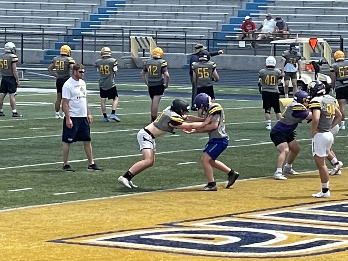 firstoveralldec's tweet photo. Had another great day at Augie. Skills camp was a lot of fun! Thankful for the advice and tweaking the coaches made to my game. Cannot wait for this upcoming 2022 season @Coach19Bell @DeepDishFB @CoachBigPete @AugieILfootball @DGNFootball https://t.co/aHcmNvwlWk