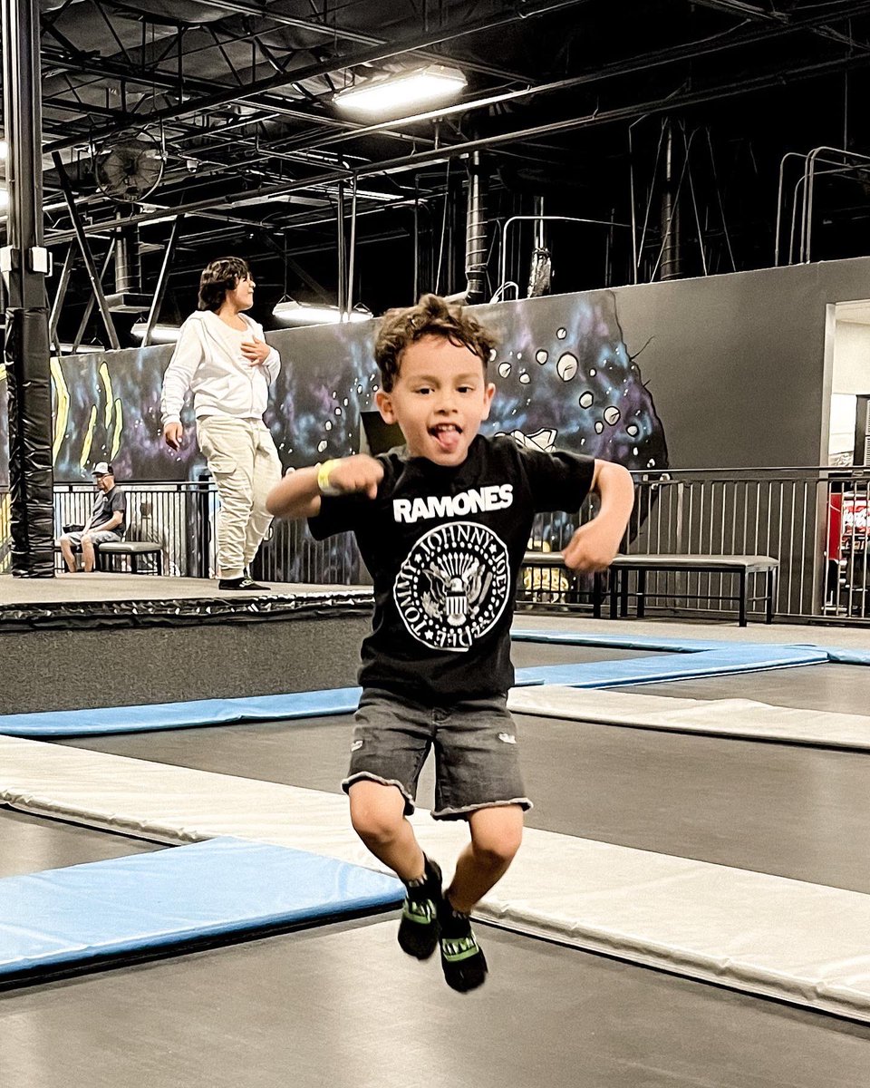 HelloKeeKee_'s tweet photo. Hey, Ho, Let’s Go! 🖤 #trampolinepark #emobaby #momlife #momtwitter https://t.co/KeREOL9sVr