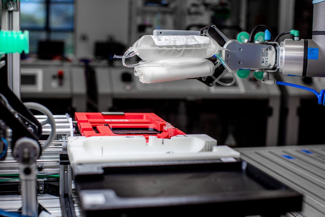 Swinburne's tweet photo. Have you ever wondered what happens after you donate blood? Our researchers are changing the way blood packs are folded using robotic automation and a vision system to read barcodes. Learn more ➡️ https://t.co/FiGMKwONSo #blooddonation #automation #factoryoffuture https://t.co/v9et6Ank8y