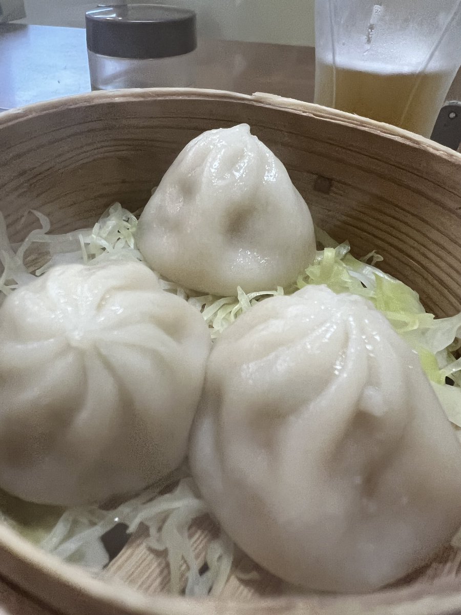 kurinmoko's tweet photo. 昨夜は大阪からか友達が会いに来てくれた♡
🥟浜松餃子が食���たいと言うので
近場の『来来亭』さんへ🍜 https://t.co/7MVqmVG3Ov