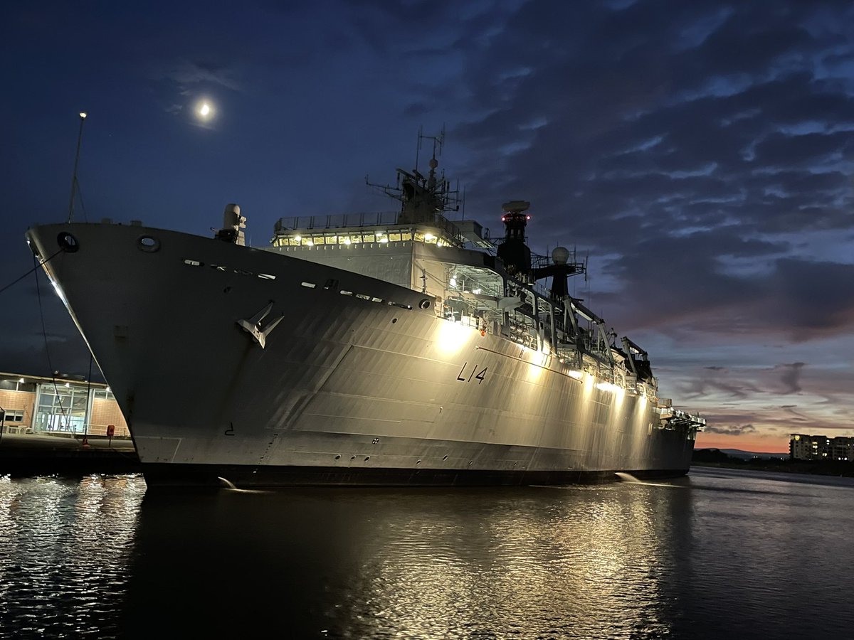 markyeehah's tweet photo. HMS Albion looking splendid at night in Edinburgh 🇬🇧 https://t.co/ROqREgnlz9