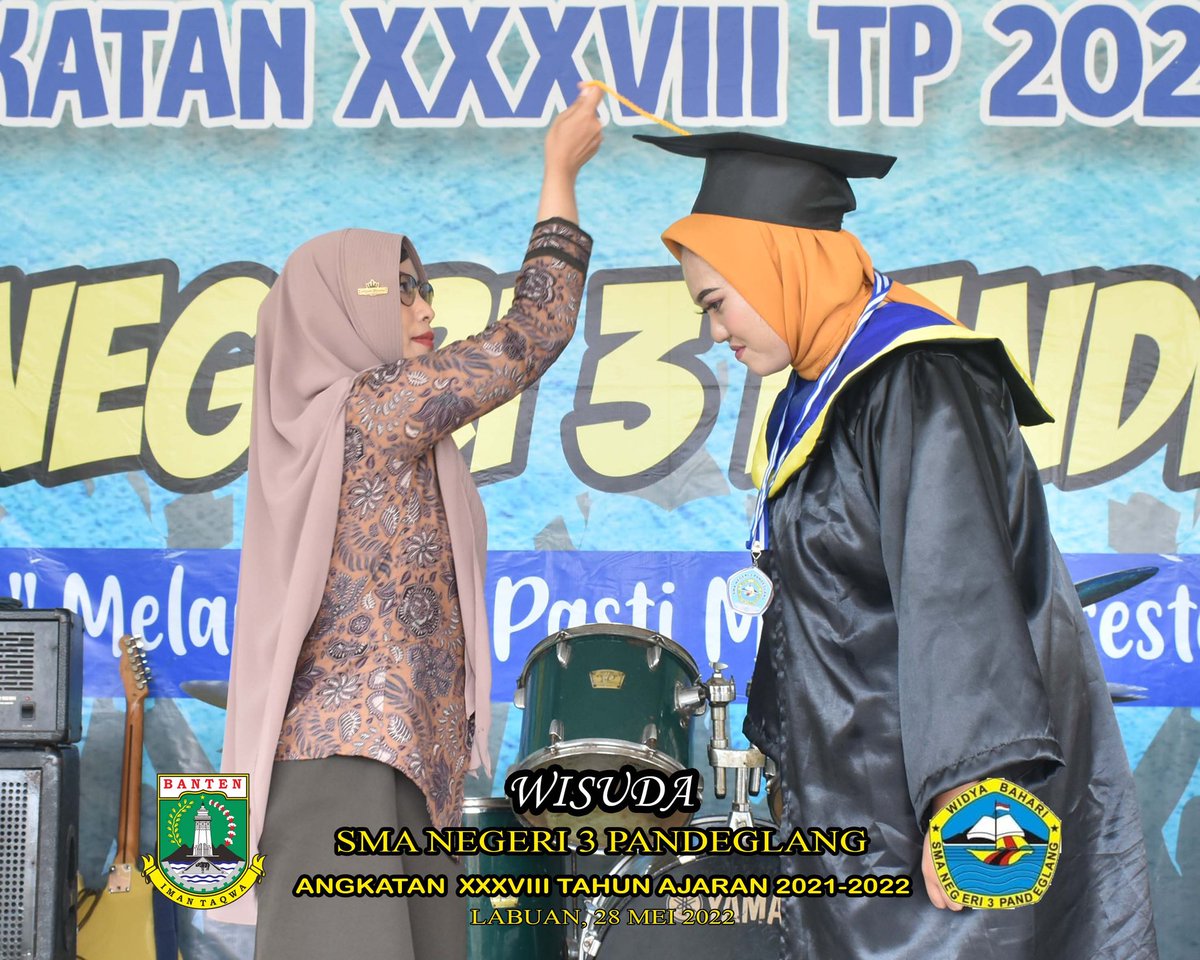 Nutrisariifat's tweet photo. 12 tahun sudah beres menimba ilmu di bangku sekolah, Semoga ilmu nya bermanfaat bagi diri sendiri dan orang-orang sekitar.🥰
#lulussma #sman3pandeglang #pandeglang #BangkitBersamaET #sekolahkusejahtera https://t.co/o0EE2Pgo1x