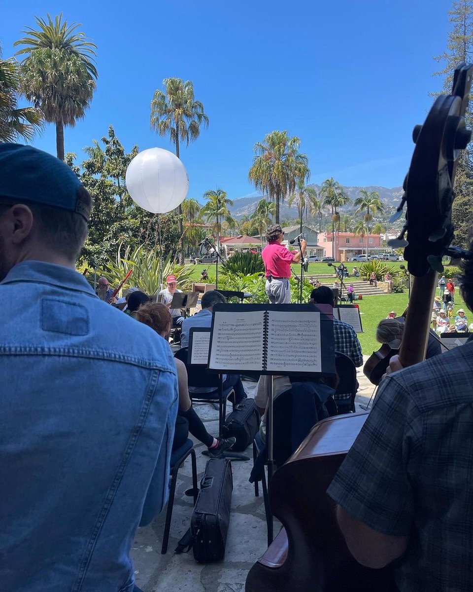 Sunny day #sitzprobe with <a href="/operasb/">Opera Santa Barbara</a>! Flora obviously needed to wear some fiori for the occasion 🌼🎶☀️