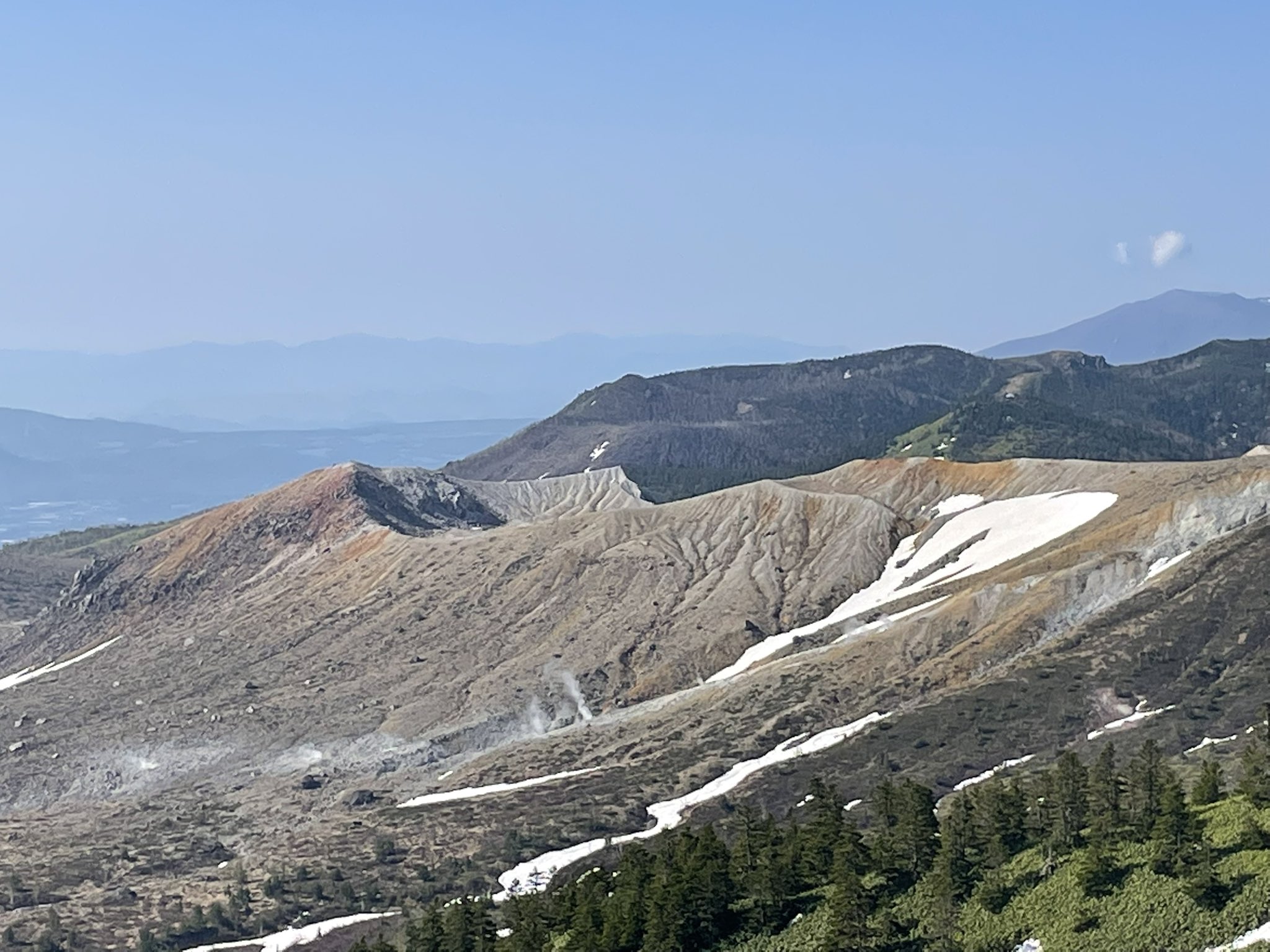 けんけんぱ 白根山 草津 湯釜を含め複数の火口を持つ山で標高は2160メートル 硫黄を多分に放出するため硫黄鉱山として有名だった とても美しい山だが今も時折火山活動を起こし登山道は常に硫黄臭に包まれ 18年には旧白根山にて噴火が発生するなど