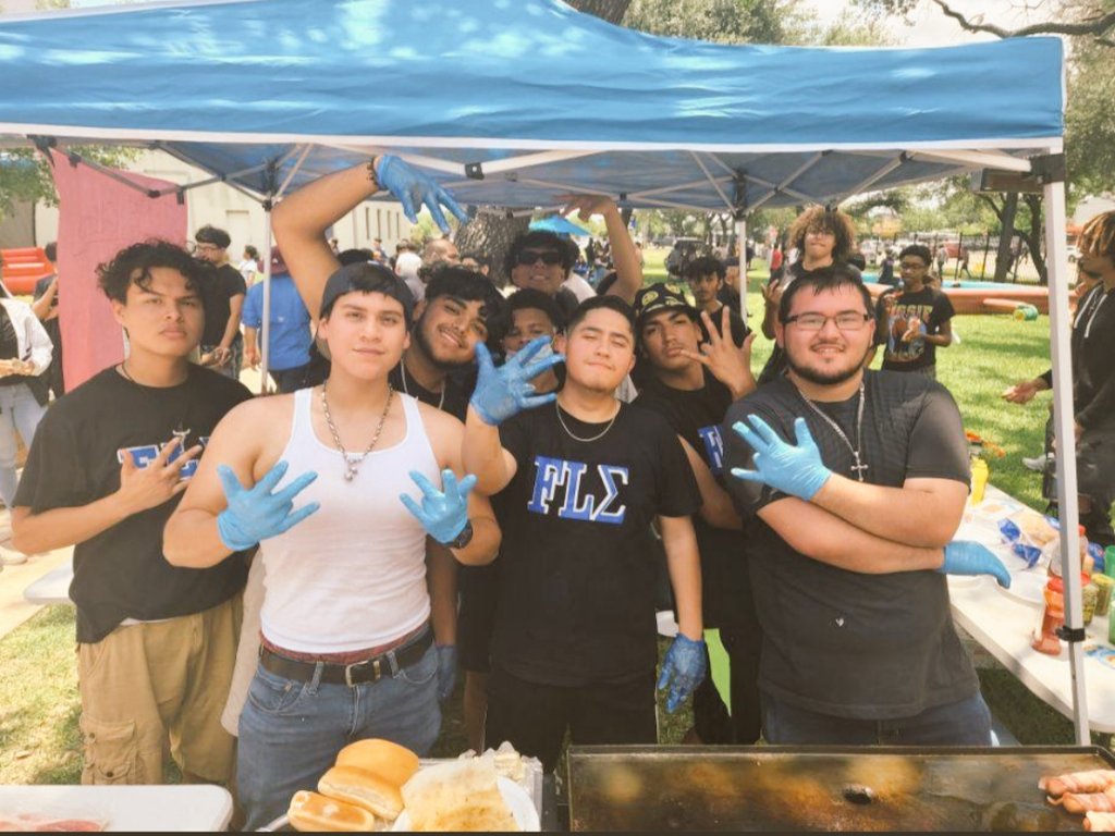 MilbyLove's tweet photo. It has been an honor being one of your sponsors @lovy2k! You guys are such an amazing organization &amp; you bring the fire in all that you do!

Our @Milby_HS Field day was amazing! Great to see our campus celebrate the end of the school year with soo much happiness &amp; #MilbyLove💙💛 https://t.co/Ng9zWwNHzZ