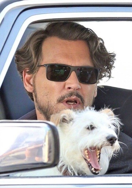 IoveIyleo's tweet photo. anyway johnny depp and the dog on the set of the professor https://t.co/aj2qS278jj