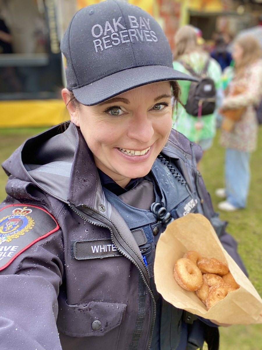 Ok.. I’m ready for the comment section but that’s my fair fav😋🍩
#reserves #community #sarahwhite 
#oakbay #oakbayteaparty #victoriabc #minidonuts #endthestigmaordont