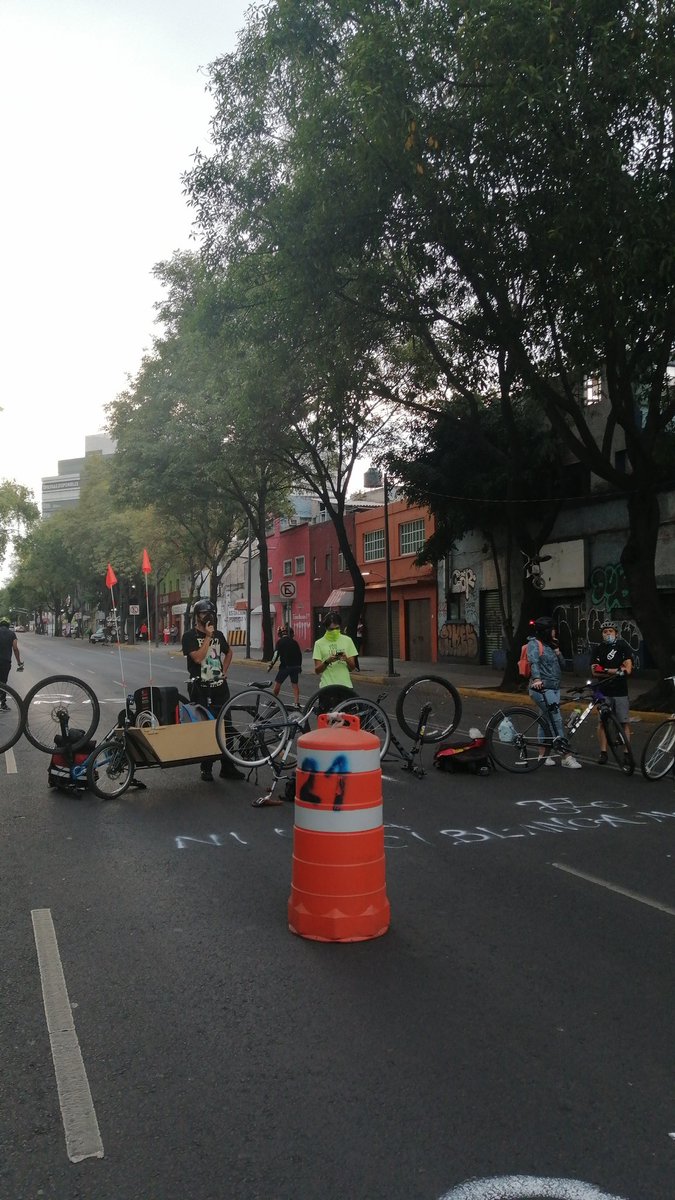 LaOtraMovilidad's tweet photo. Amigos ya estamos en el punto del hecho de tránsito en que asesinaron a Rodrigo. Justicia para él, justicia para las víctimas que a diario toma la violencia vial de esta ciudad!! @LaSEMOVI @andreslajous hoy, nuevamente exigimos #NiUnaBiciBlancaMás https://t.co/kNofrWDsDM