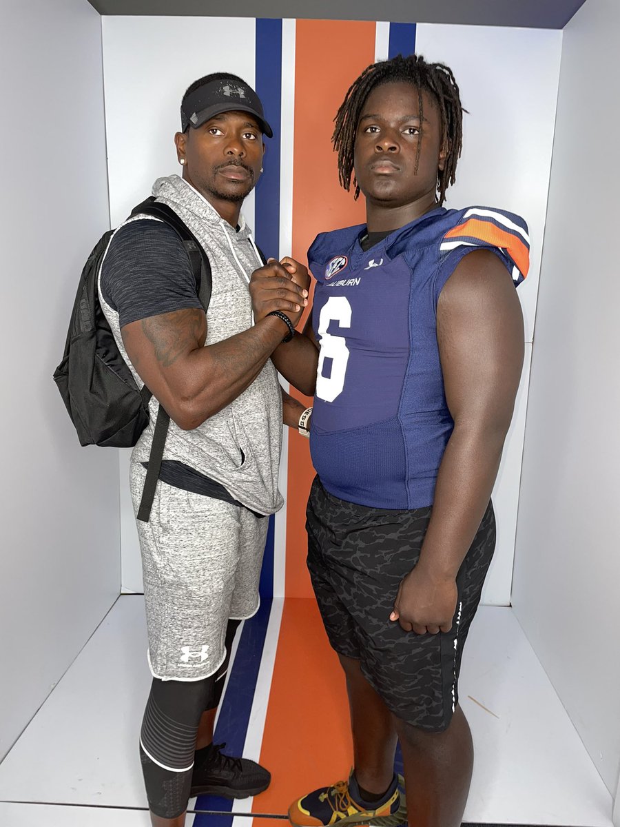 TheCarter6_'s tweet photo. Fun day at Auburn with legend junior rosegreen and got a chance to talk to coach roc @JuniorRosegreen @CoachRoc @IncReps @SunshinePreps @Dwight_XOS @TheCribSouthFLA @JerryRecruiting @247Sports @Andrew_Ivins https://t.co/y30Z9xtCFC