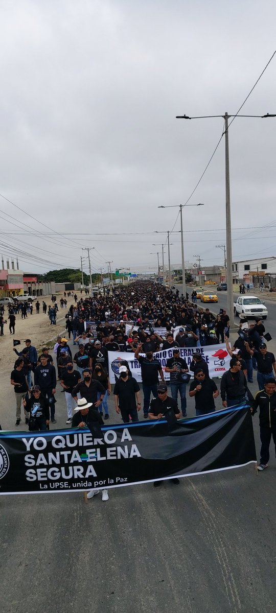 gerzoncochea's tweet photo. @EcuavisaInforma @eparias fueron miles de estudiantes que realizaron una caminata desde Universidad Estatal Península de Santa Elena hasta el Cerro El Tablazo del Cantón Santa Elena exigiendo Seguridad para todos https://t.co/k2z7zZyU36