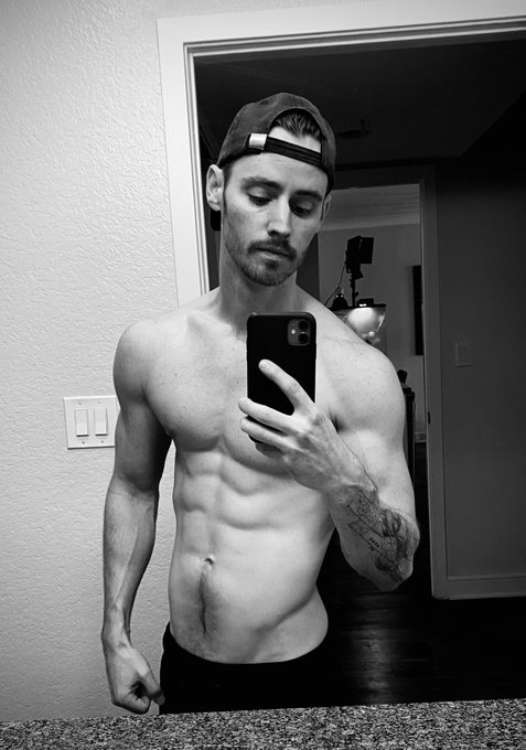 Gamer gains. DOTA Archon 4 life tho. https://t.co/xUyby1bwZY