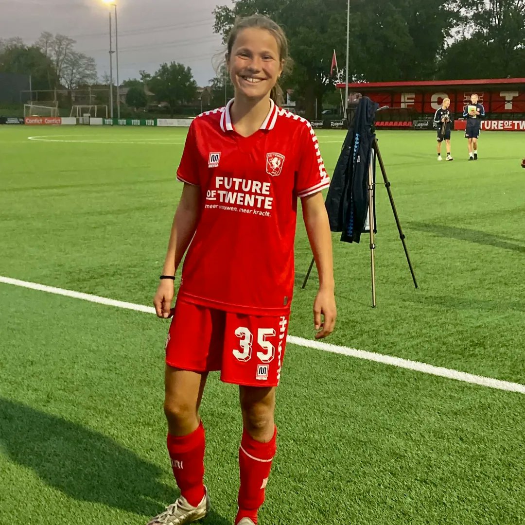 TwentsR's tweet photo. Succes; Topper Jette Wiefferink! #dreambig #workhard. Jouw droom komt uit. @FCTwenteVrouwen MO16!!! #talentontwikkeling #stappenzetten #doorstroom https://t.co/fVV47qxCqX