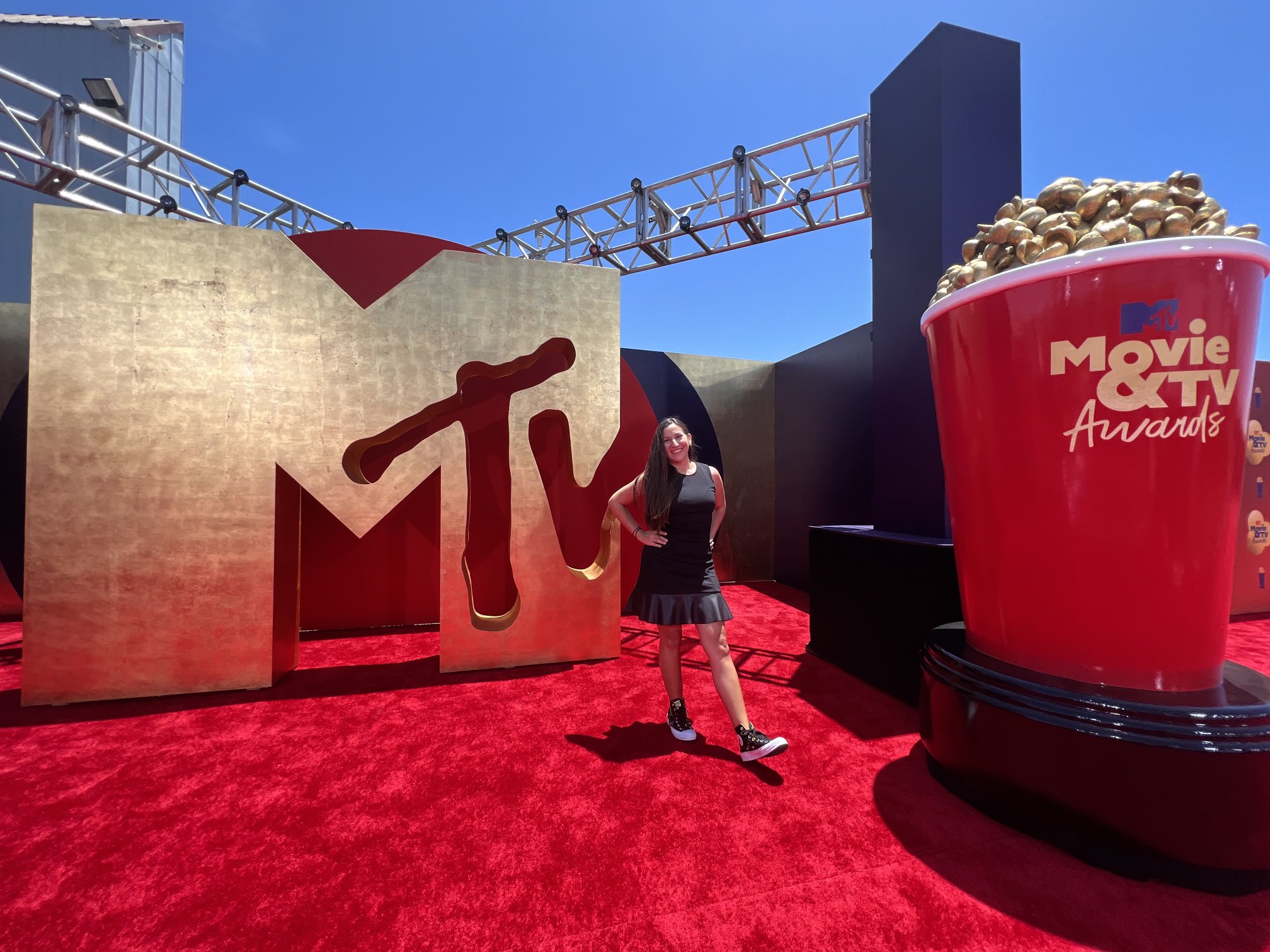 Celebs walk the MTV Awards red carpet 🎥 / Twitter