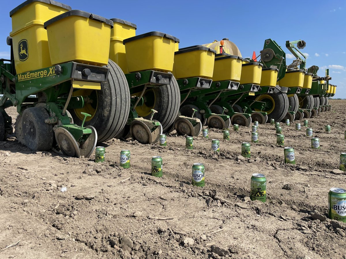 JDCodyK's tweet image. Got out to check my spacing and the @BuschBeer @JohnDeere cans were popping right out of the ground. Look at that spacing too! #farmrescue #FORTHEFARMERS #johndeere