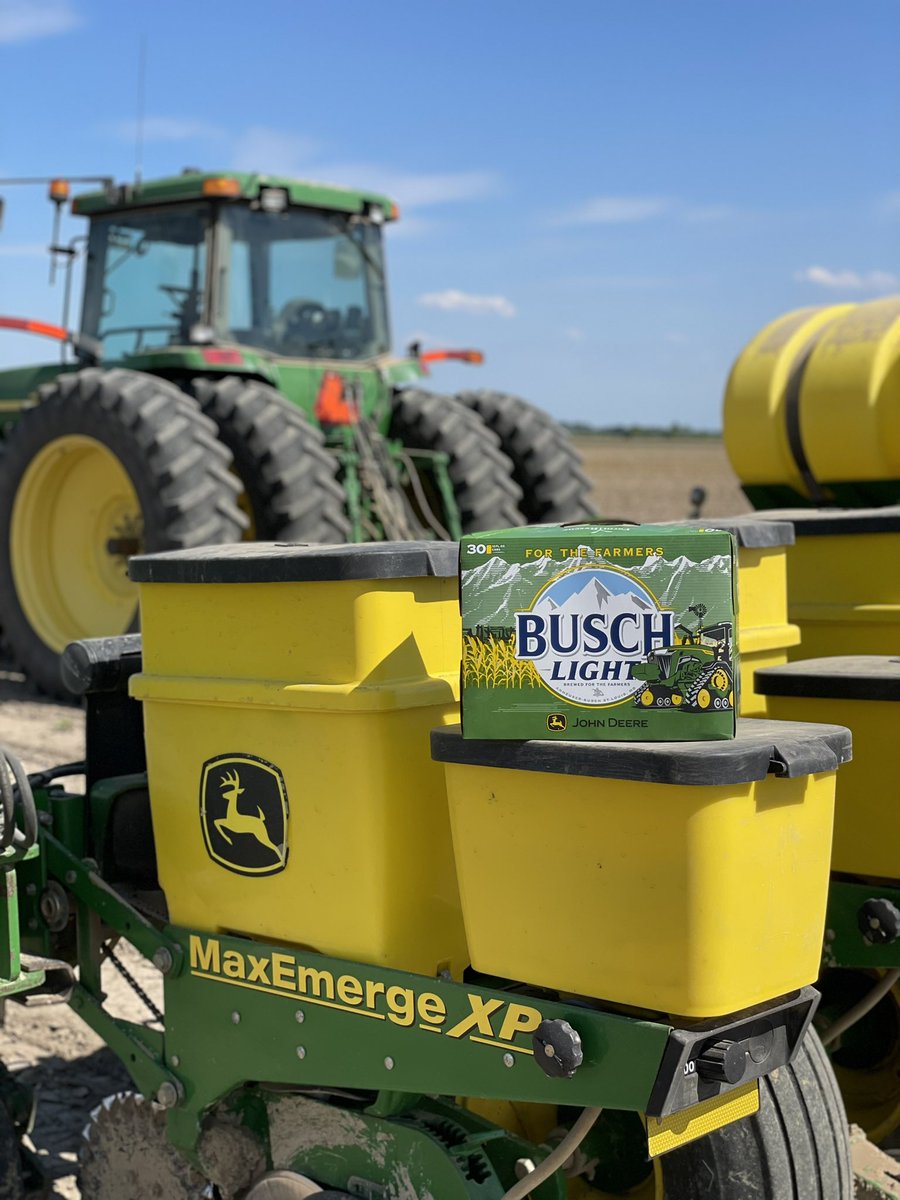 JDCodyK's tweet image. Got out to check my spacing and the @BuschBeer @JohnDeere cans were popping right out of the ground. Look at that spacing too! #farmrescue #FORTHEFARMERS #johndeere