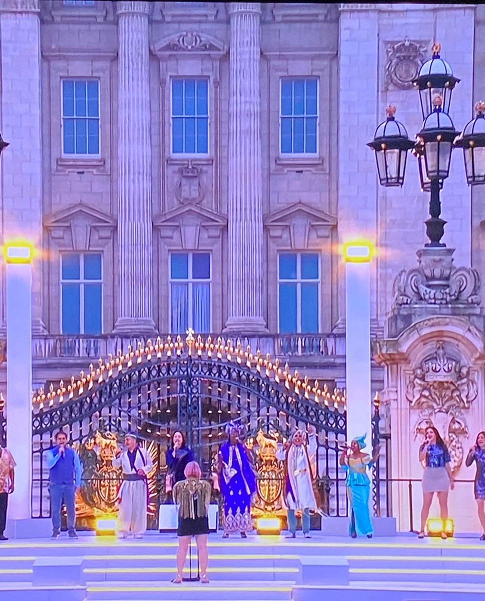 About last night….#PlatinumPartyatthePalace <a href="/CotWChoir/">Citizens of the World Refugee Choir 🧡</a>