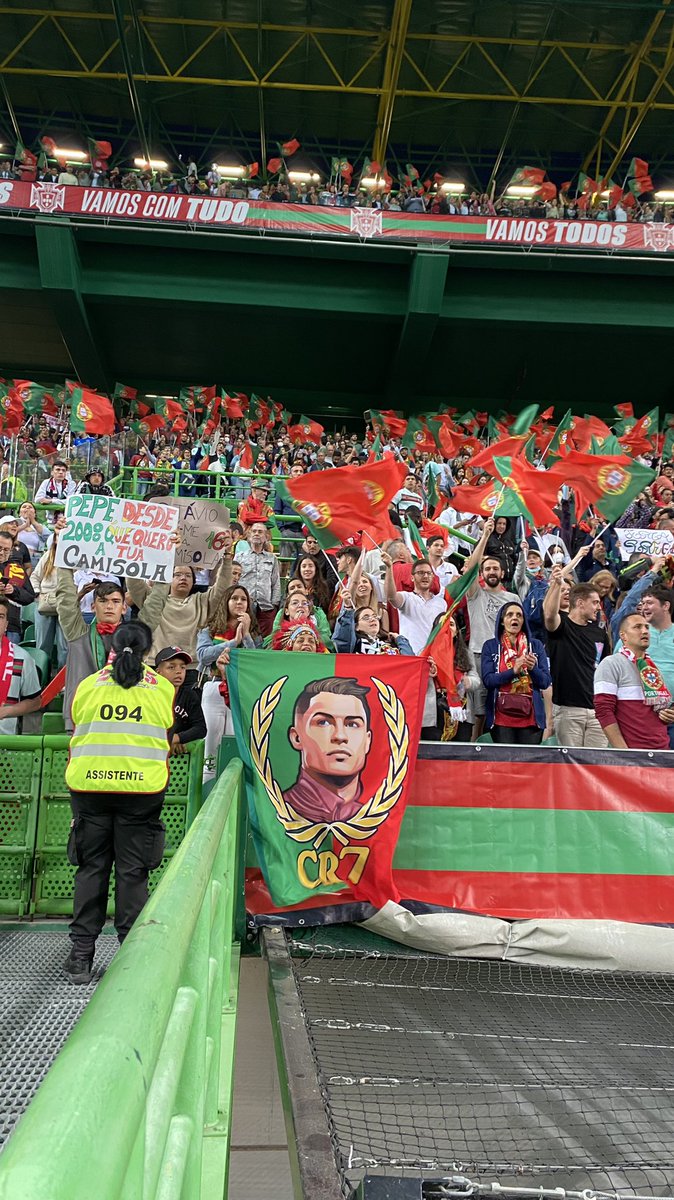 selecaoportugal's tweet photo. 🤷🏻‍♂️🐐 @Cristiano https://t.co/aS15hkxoTa