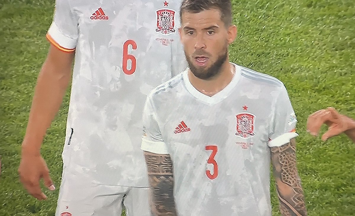 JavIAlbaTV's tweet photo. Y que el vizcaíno Iñigo Martínez se doble la manga con la Selección para que no se vea la bandera de España. Pero ¿aún seguimos así? Y que no me diga que es sin querer. https://t.co/75OdFXg1hZ