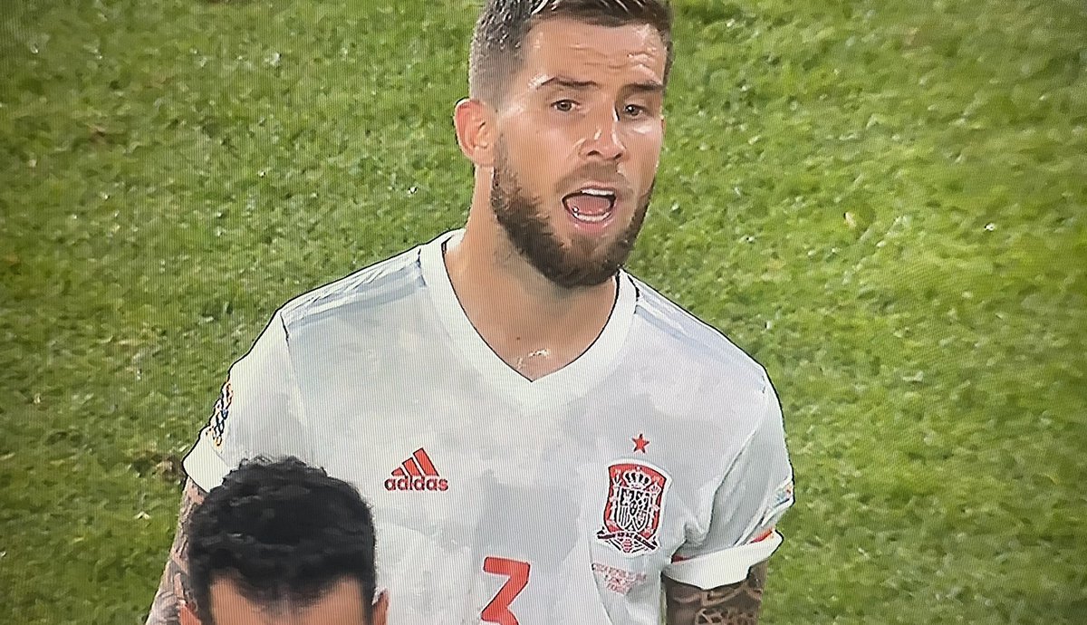 JavIAlbaTV's tweet photo. Y que el vizcaíno Iñigo Martínez se doble la manga con la Selección para que no se vea la bandera de España. Pero ¿aún seguimos así? Y que no me diga que es sin querer. https://t.co/75OdFXg1hZ