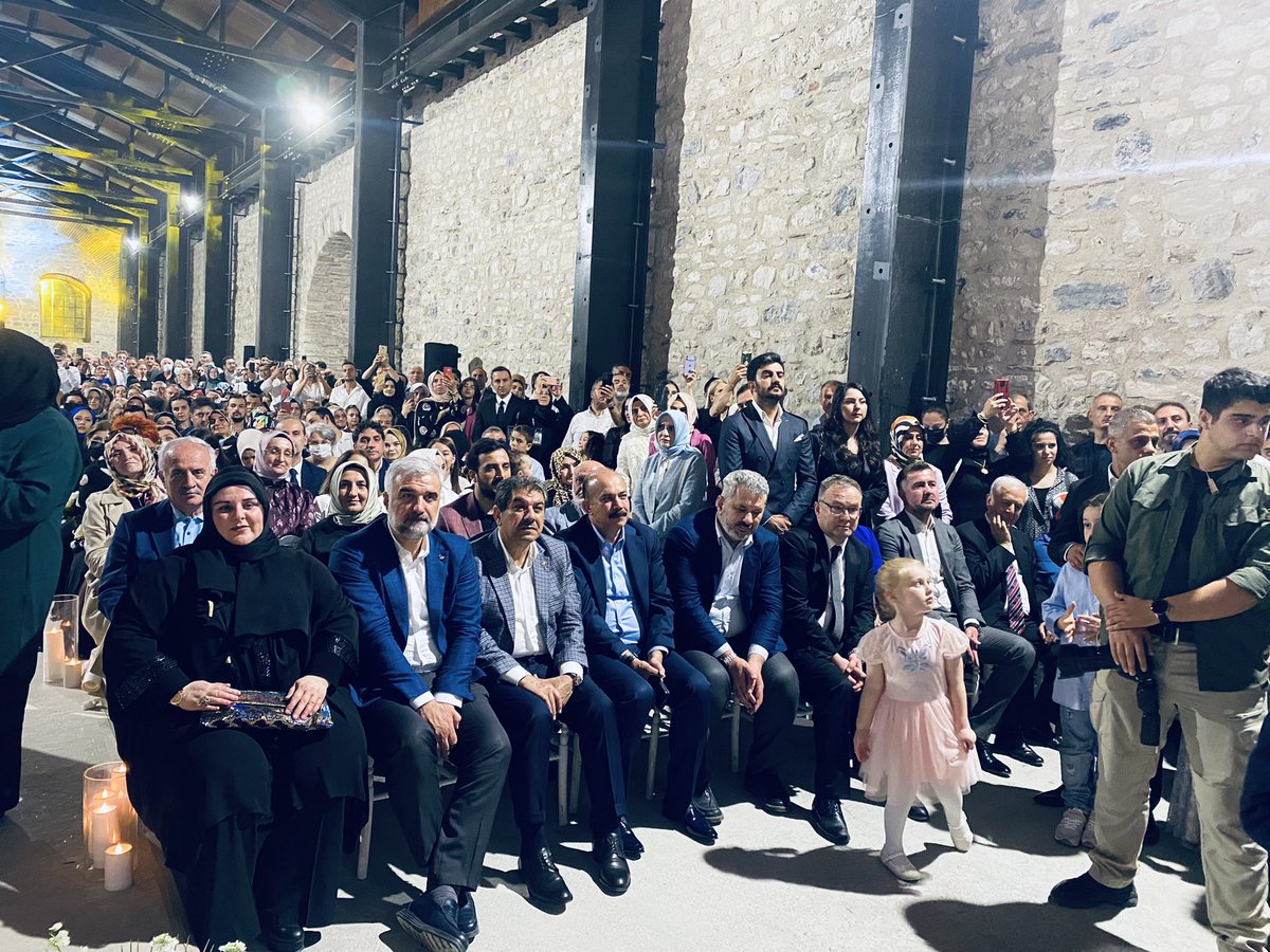 mutlu_furtana's tweet photo. Beyoğlu Belediye Başkanımız Sn.Haydar Ali Yıldız'ın (@haydaraliyildiz) kıymetli kızının nikah merasimlerine katıldık. 

Yeni çiftimize hayırlı ömürler ve mutluluklar dilerim. https://t.co/gT7S7LfepB