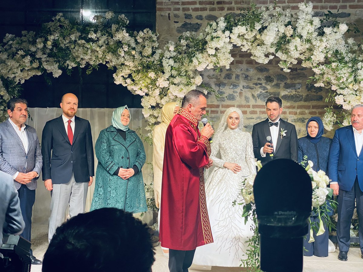 mutlu_furtana's tweet photo. Beyoğlu Belediye Başkanımız Sn.Haydar Ali Yıldız'ın (@haydaraliyildiz) kıymetli kızının nikah merasimlerine katıldık. 

Yeni çiftimize hayırlı ömürler ve mutluluklar dilerim. https://t.co/gT7S7LfepB