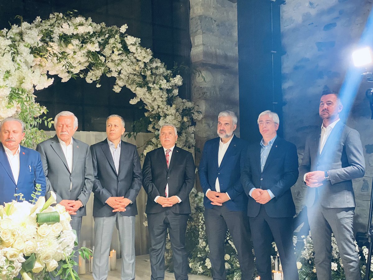 mutlu_furtana's tweet photo. Beyoğlu Belediye Başkanımız Sn.Haydar Ali Yıldız'ın (@haydaraliyildiz) kıymetli kızının nikah merasimlerine katıldık. 

Yeni çiftimize hayırlı ömürler ve mutluluklar dilerim. https://t.co/gT7S7LfepB