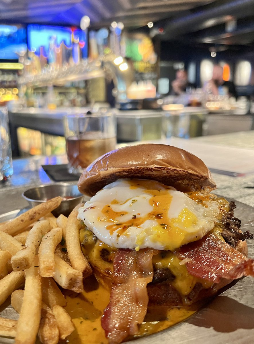 KerryBilicki's tweet photo. With all the amazing restaurant options @FSELV and @FremontEast I frequently find myself @Eureka_LasVegas. Consistently good and a great place to people watch. #cherryboat 😋 https://t.co/WKE4NS9b7U