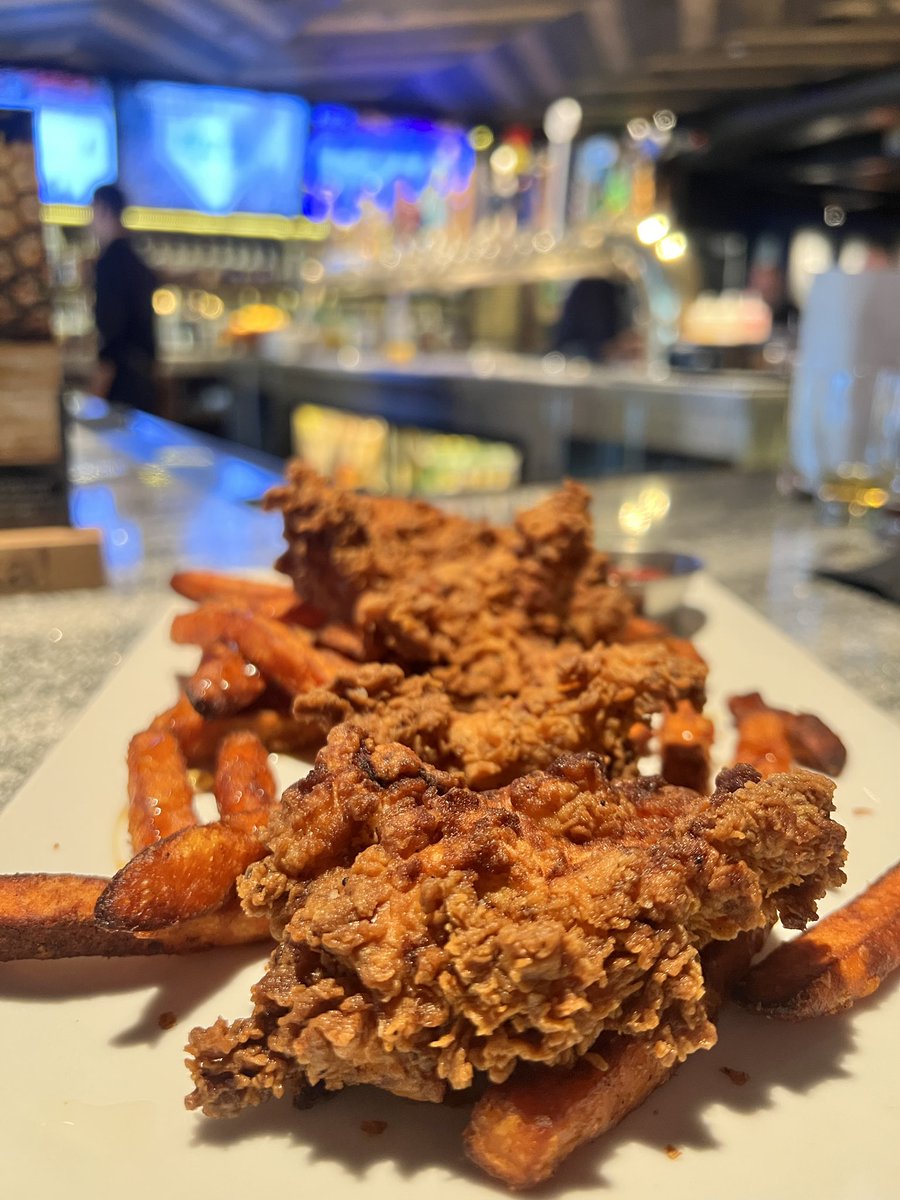 KerryBilicki's tweet photo. With all the amazing restaurant options @FSELV and @FremontEast I frequently find myself @Eureka_LasVegas. Consistently good and a great place to people watch. #cherryboat 😋 https://t.co/WKE4NS9b7U